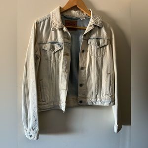 Levi’s light wash jean jacket